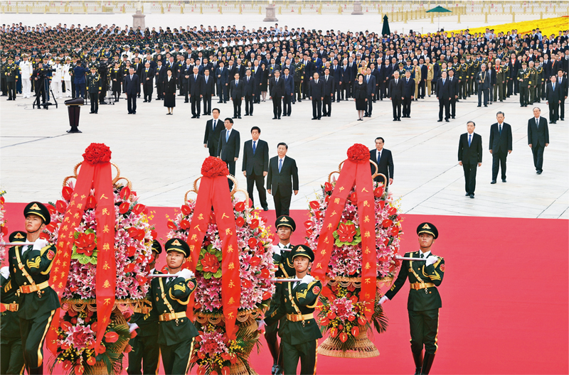 2021年9月30日上午，黨和國家領(lǐng)導(dǎo)人習(xí)近平、李克強(qiáng)、栗戰(zhàn)書、汪洋、王滬寧、趙樂際、韓正、王岐山等來到北京天安門廣場(chǎng)，出席烈士紀(jì)念日向人民英雄敬獻(xiàn)花籃儀式。 新華社記者 張領(lǐng)/攝