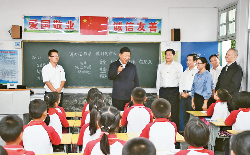 2020年9月16日至18日，中共中央總書記、國家主席、中央軍委主席習(xí)近平在湖南考察。這是16日下午，習(xí)近平在郴州市汝城縣文明瑤族鄉(xiāng)第一片小學(xué)，同正在上思政課的同學(xué)們親切交流。 新華社記者 謝環(huán)馳/攝