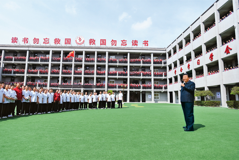 2021年9月13日至14日，中共中央總書記、國家主席、中央軍委主席習(xí)近平在陜西省榆林市考察。這是14日上午，習(xí)近平在綏德實(shí)驗(yàn)中學(xué)考察時(shí)，同師生親切交流。 新華社記者 謝環(huán)馳/攝